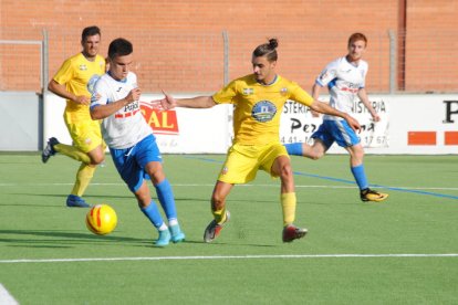 Tatis porta la pilota, pressionat per un jugador del Catllar, ahir al partit a Mollerussa.