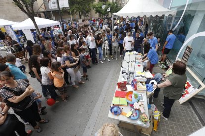 Decenas de viandantes se pararon para observar los experimentos de los escolares.