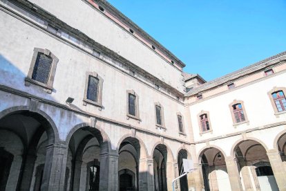 Imagen del mal estado en el que se encuentran las cornisas del patio de la Universitat de Cervera.