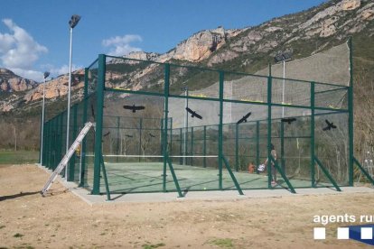 Imagen de las pegatinas en la pista de pádel. 