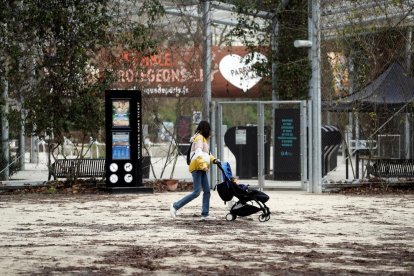 Una mujer pasa por delante de la puerta cerrada del zoo de París.