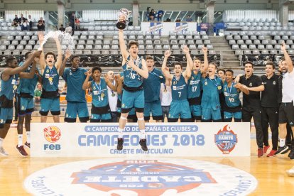 Els jugadors del Madrid celebren el títol de campions després de derrotar el Gran Canària.