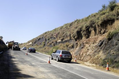 Imatge de les màquines treballen per netejar la carretera C-12 a l’altura de Menàrguens.