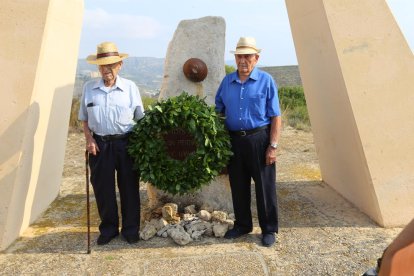 Moment en què els dos excombatents dipositen la corona de llorer al monument.