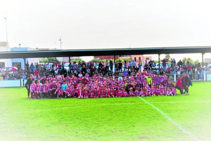 Los jugadores de los diferentes equipos del Fondarella, durante la presentación celebrada el pasado fin de semana.