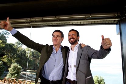 Casado con Feijóo, ayer en un acto con militantes en Oleiros.