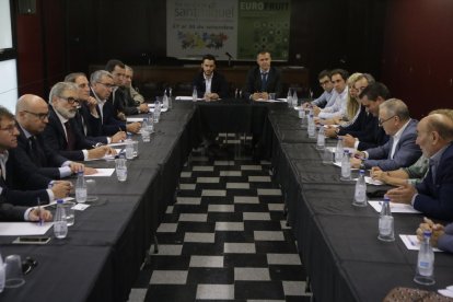 Trobada entre una vintena d’alcaldes de la Franja amb Larrosa.