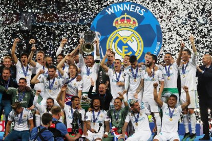 Los jugadores del Madrid celebran sobre el césped del Olímpico de Kiev su tercera Champions consecutiva tras superar al Liverpool.