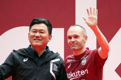 Iniesta, con el multimillonario dueño de Rakuten, Hiroshi Mikitani.