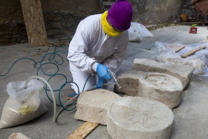 Una de las restauradoras, ayer limpiando una de las estelas con proyección a presión de áridos.