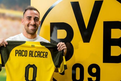 Paco Alcácer ya posó ayer con la camiseta del Borussia Dortmund, donde jugará cedido.