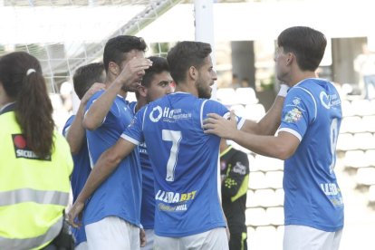 Jugadores del Lleida celebran un gol en el último partido en casa, ante el Olot.