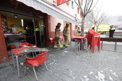 Els vidres han caigut a sobre d'una parella que es trobava a la terrassa.