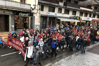 La manifestación recorrió el centro de Vielha y concluyó en la plaza del Conselh.