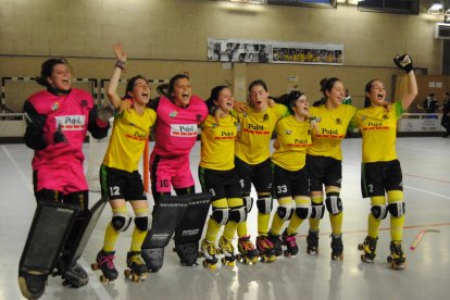 El equipo del Vila-sana, tras el partido, celebrando frente al público su gran temporada.