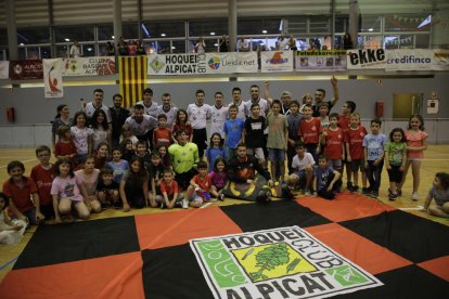 Los jugadores del Lleida.Net Alpicat celebran la permanencia con jóvenes aficionados del equipo.