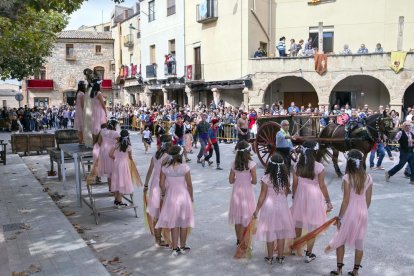 El carro con la primera uva entró en la plaza Major tras el espectáculo de las ninfas.