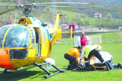 Efectivos de emergencias, atendiendo a la víctima del accidente laboral antes de ser evacuado.