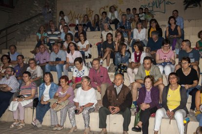 Más de un centenar de personas, ayer por la noche en la presentación de la temporada de teatro.