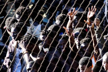 Imagen de archivo de inmigrantes llegados a Ceuta tras haber saltado la valla fronteriza.