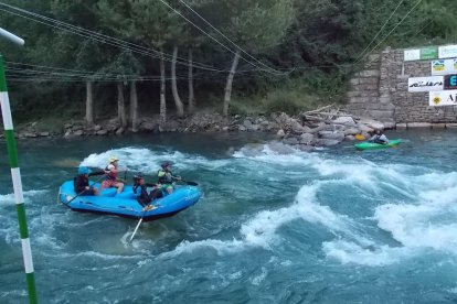 Descens de barques de ràfting a la Pallaresa a Sort.