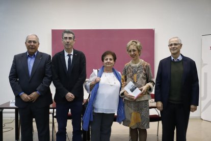 Presentación de un libro de estudios de literatura francesa dedicado a Àngels Santa (en el centro). 