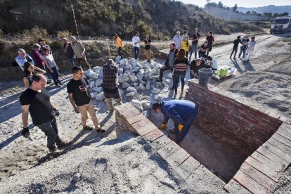 La construcción del horno de yeso en la fábrica de cemento natural Tigre de Sant Pere dels Arquells.