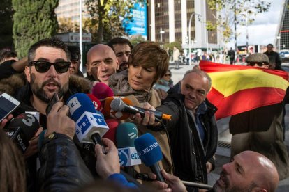 El humorista Dani Mateo, con gafas de sol, a la salida del juzgado, donde fue increpado por un grupo.