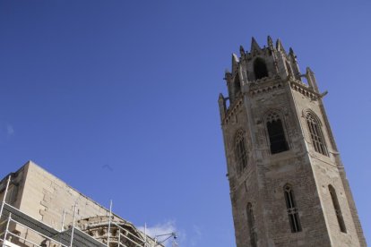 La Porta dels Apòstols de la Seu Vella, cubierta ayer por andamios.