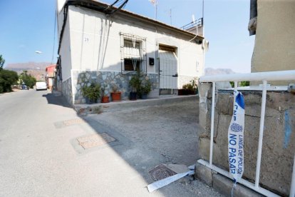 Imagen de la vivienda de Orihuela donde fue asesinada el lunes una mujer.