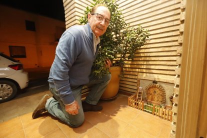 Julián Gavín, al lado de la casa del ratoncito Pérez construida en la entrada de su casa. 