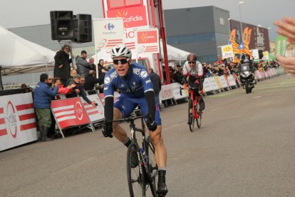 El alemán Max Schachmann, poco después de cruzar la línea de meta como ganador de la etapa.