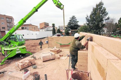 Imagen de un edificio que se construye en Balaguer con bloques de tierra.