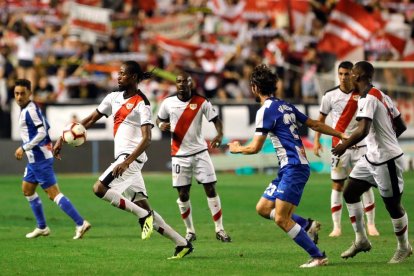 Una acción del partido que disputaron ayer el Rayo Vallecano y el Espanyol.