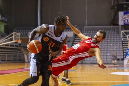 Fall, que salió en el quinteto titular, se saca de encima a Alfons Alzamora, que regresaba al Barris Nord, ahora como rival.