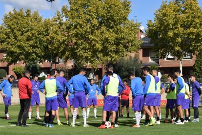 La plantilla del Lleida ayer en la vuelta a los entrenamientos.