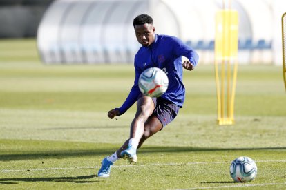 Ansu Fati durante el entrenamiento de ayer en la Ciutat Esportiva.