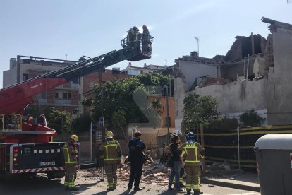 El bombers, treballant a la casa del carrer Terol que ha patit l'ensorrament