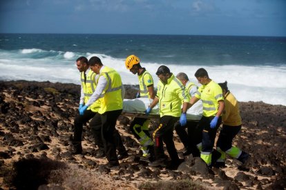 Los servicios de emergencias portando el cuerpo de uno de los fallecidos.