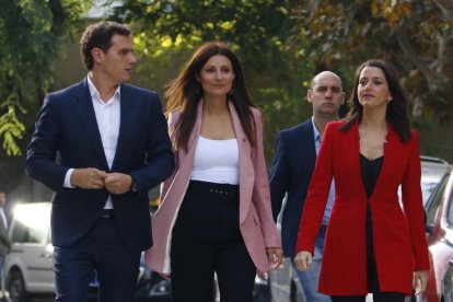 El presidente de Cs, Albert Rivera; la portavoz del partido, Lorena Roldán, y la portavoz en el Congreso, Inés Arrimadas, llegando ala Parlament este lunes.