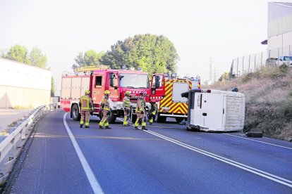 Imagen de la furgoneta volcada ayer por la mañana.