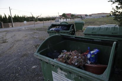 Queixes a la partida Tabac d’Alguire per escombraries en contenidors