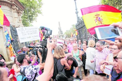 El cámara, agachado en el centro con camiseta negra, tras ser agredido ayer en la Ciutadella.