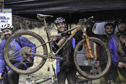 Joseba León, el ganador, muestra su bicicleta llena de barro.