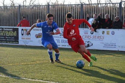 Un jugador de l’Alpicat porta la pilota perseguit per un rival en el partit d’ahir.