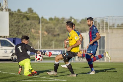 Pedro Martín, autor del gol, dispara a puerta.