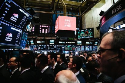 Agentes de bolsa trabajan en el parquet de la Bolsa de Nueva York durante la apertura del viernes.