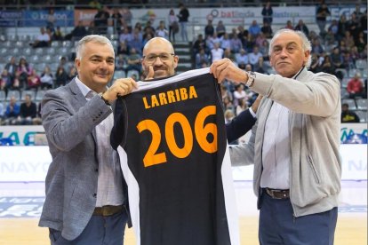 El club homenajeó antes del inicio al exdelegado Marc Larriba.