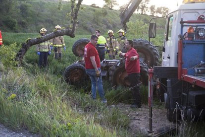 Una grua es va encarregar de retirar el tractor, que va quedar completament bolcat.