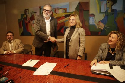 Larrosa y Quintián, ayer durante la firma del convenio de cambio  de usos de la antigua Audiencia. 